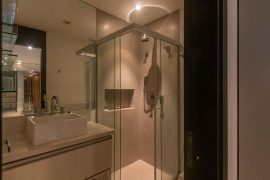 Compra apartamento mobiliado em Vila Olímpia, 3 quartos, varanda, piscina e academia no condomínio. — Banheiro Corredor