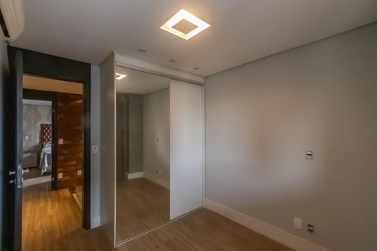 Compra apartamento mobiliado em Vila Olímpia, 3 quartos, varanda, piscina e academia no condomínio. — Quarto 2
