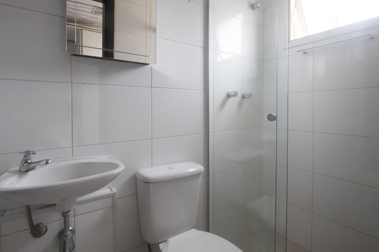Compra apartamento mobiliado em Vila Olímpia, 3 quartos, varanda, piscina e academia no condomínio. — Banheiro de serviço
