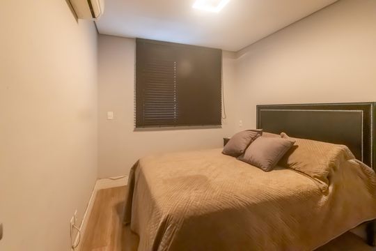 Compra apartamento mobiliado em Vila Olímpia, 3 quartos, varanda, piscina e academia no condomínio. — Quarto 1