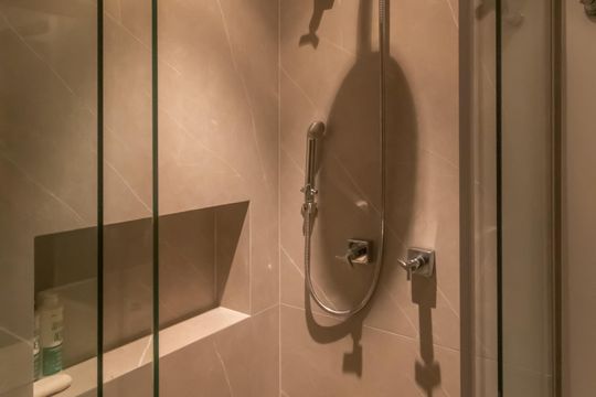 Compra apartamento mobiliado em Vila Olímpia, 3 quartos, varanda, piscina e academia no condomínio. — Banheiro Corredor