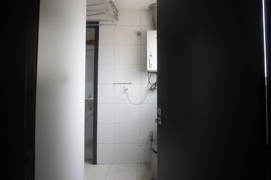 Compra apartamento mobiliado em Vila Olímpia, 3 quartos, varanda, piscina e academia no condomínio. — Área de Serviço
