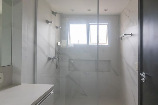 Compra apartamento mobiliado em Vila Olímpia, 3 quartos, varanda, piscina e academia no condomínio. — Banheiro da Suíte