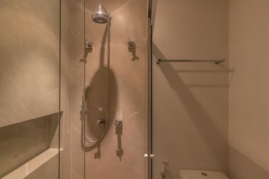 Compra apartamento mobiliado em Vila Olímpia, 3 quartos, varanda, piscina e academia no condomínio. — Banheiro Corredor
