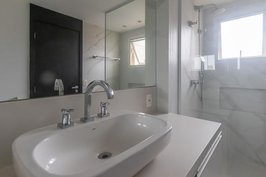 Compra apartamento mobiliado em Vila Olímpia, 3 quartos, varanda, piscina e academia no condomínio. — Banheiro da Suíte