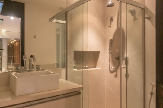 Compra apartamento mobiliado em Vila Olímpia, 3 quartos, varanda, piscina e academia no condomínio. — Banheiro Corredor