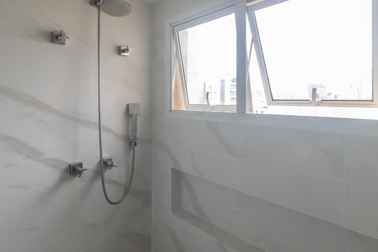 Compra apartamento mobiliado em Vila Olímpia, 3 quartos, varanda, piscina e academia no condomínio. — Banheiro da Suíte