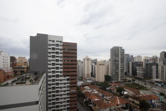 Compra apartamento mobiliado em Vila Olímpia, 3 quartos, varanda, piscina e academia no condomínio. — Varanda da Sala