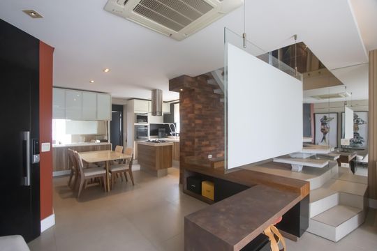 Compra apartamento mobiliado em Vila Olímpia, 3 quartos, varanda, piscina e academia no condomínio. — Sala
