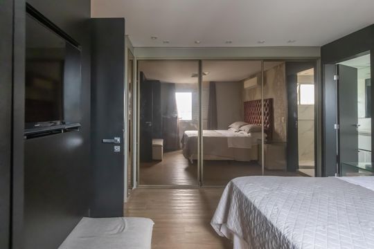 Compra apartamento mobiliado em Vila Olímpia, 3 quartos, varanda, piscina e academia no condomínio. — Quarto Suíte