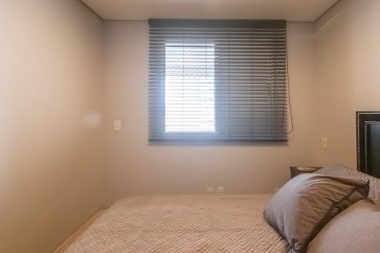 Compra apartamento mobiliado em Vila Olímpia, 3 quartos, varanda, piscina e academia no condomínio. — Quarto 1