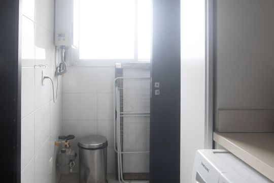 Compra apartamento mobiliado em Vila Olímpia, 3 quartos, varanda, piscina e academia no condomínio. — Banheiro de serviço