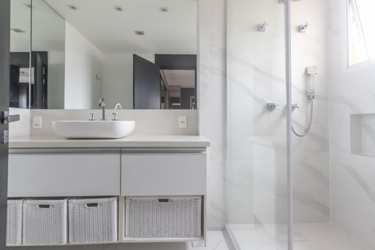 Compra apartamento mobiliado em Vila Olímpia, 3 quartos, varanda, piscina e academia no condomínio. — Banheiro da Suíte