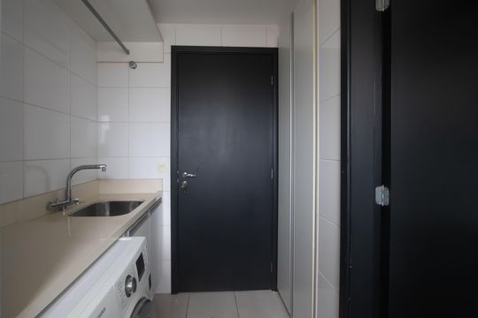 Compra apartamento mobiliado em Vila Olímpia, 3 quartos, varanda, piscina e academia no condomínio. — Área de Serviço