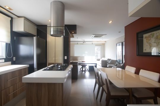 Compra apartamento mobiliado em Vila Olímpia, 3 quartos, varanda, piscina e academia no condomínio. — Cozinha