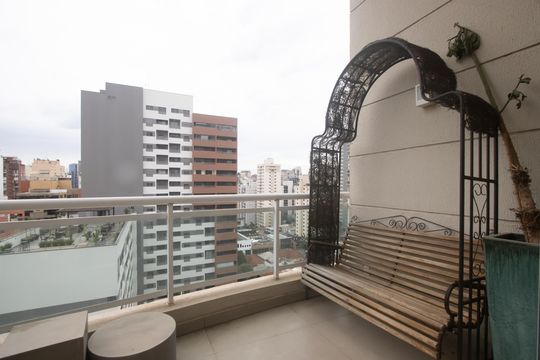 Compra apartamento mobiliado em Vila Olímpia, 3 quartos, varanda, piscina e academia no condomínio. — Varanda da Sala
