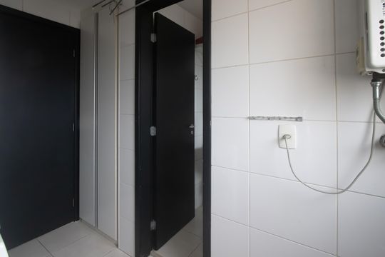 Compra apartamento mobiliado em Vila Olímpia, 3 quartos, varanda, piscina e academia no condomínio. — Área de Serviço