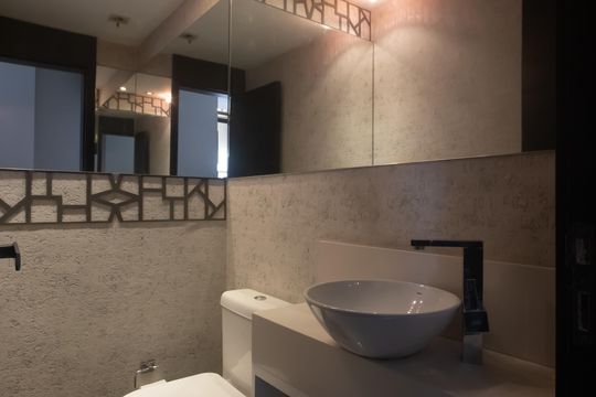 Compra apartamento mobiliado em Vila Olímpia, 3 quartos, varanda, piscina e academia no condomínio. — Lavabo