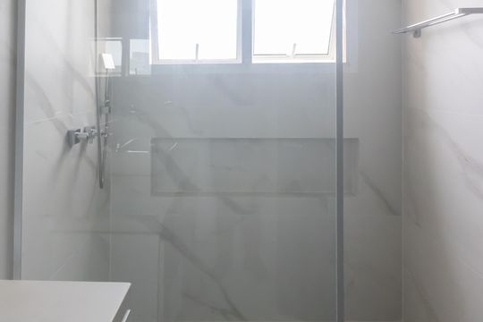 Compra apartamento mobiliado em Vila Olímpia, 3 quartos, varanda, piscina e academia no condomínio. — Banheiro da Suíte