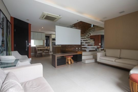 Compra apartamento mobiliado em Vila Olímpia, 3 quartos, varanda, piscina e academia no condomínio. — Sala