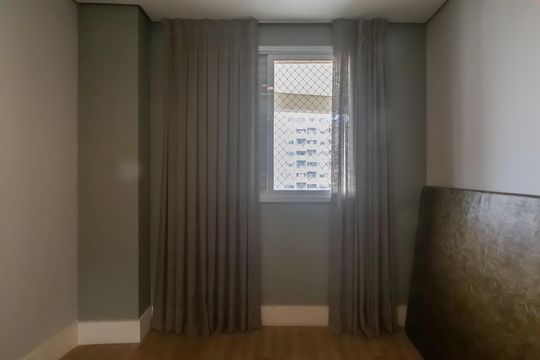 Compra apartamento mobiliado em Vila Olímpia, 3 quartos, varanda, piscina e academia no condomínio. — Quarto 2