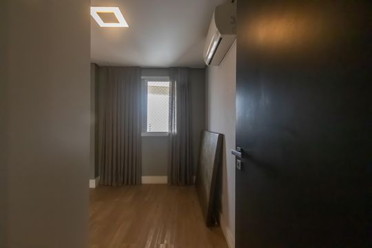 Compra apartamento mobiliado em Vila Olímpia, 3 quartos, varanda, piscina e academia no condomínio. — Quarto 2