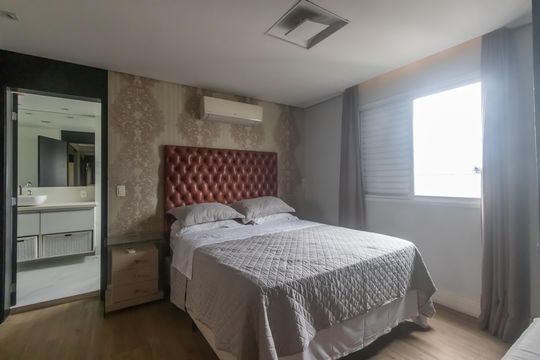 Compra apartamento mobiliado em Vila Olímpia, 3 quartos, varanda, piscina e academia no condomínio. — Quarto Suíte