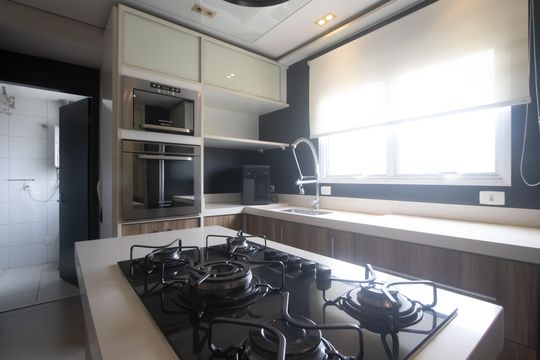 Compra apartamento mobiliado em Vila Olímpia, 3 quartos, varanda, piscina e academia no condomínio. — Cozinha