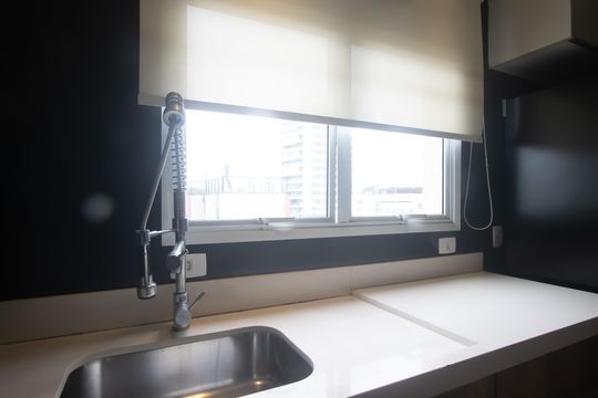Compra apartamento mobiliado em Vila Olímpia, 3 quartos, varanda, piscina e academia no condomínio. — Cozinha
