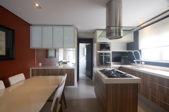 Compra apartamento mobiliado em Vila Olímpia, 3 quartos, varanda, piscina e academia no condomínio. — Cozinha