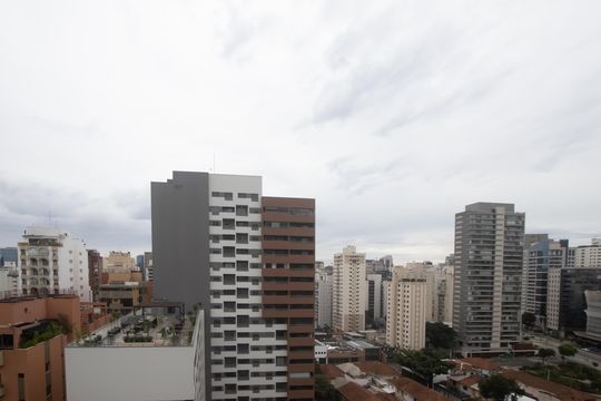 Compra apartamento mobiliado em Vila Olímpia, 3 quartos, varanda, piscina e academia no condomínio. — Varanda da Sala