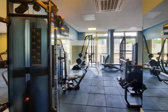 Compra apartamento mobiliado em Vila Olímpia, 3 quartos, varanda, piscina e academia no condomínio. — Área comum