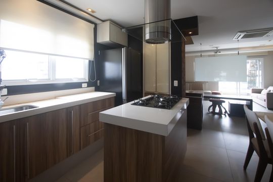 Compra apartamento mobiliado em Vila Olímpia, 3 quartos, varanda, piscina e academia no condomínio. — Cozinha