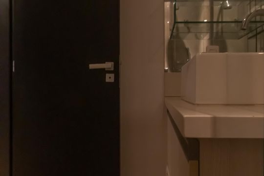 Compra apartamento mobiliado em Vila Olímpia, 3 quartos, varanda, piscina e academia no condomínio. — Banheiro Corredor