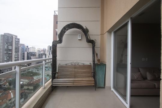 Compra apartamento mobiliado em Vila Olímpia, 3 quartos, varanda, piscina e academia no condomínio. — Varanda da Sala