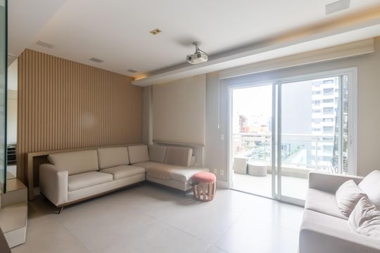 Compra apartamento mobiliado em Vila Olímpia, 3 quartos, varanda, piscina e academia no condomínio. — Sala