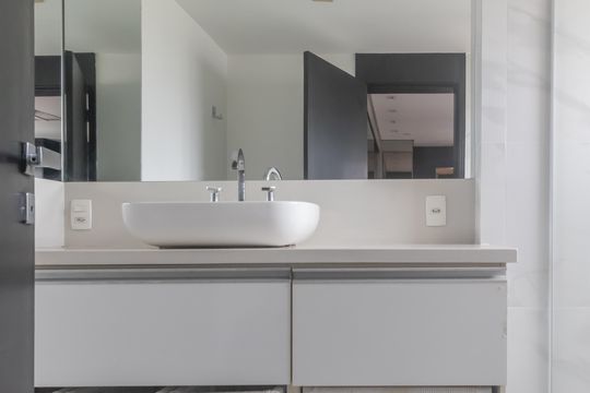 Compra apartamento mobiliado em Vila Olímpia, 3 quartos, varanda, piscina e academia no condomínio. — Banheiro da Suíte
