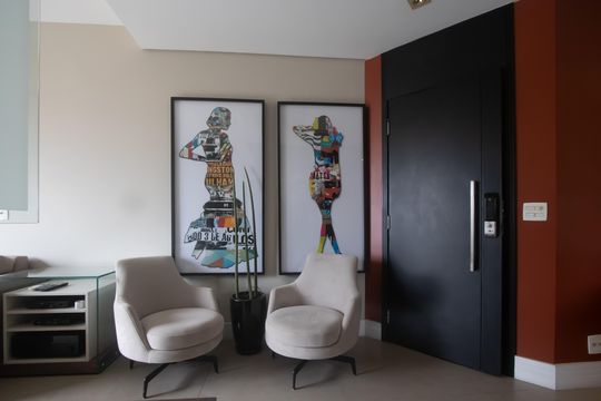 Compra apartamento mobiliado em Vila Olímpia, 3 quartos, varanda, piscina e academia no condomínio. — Sala