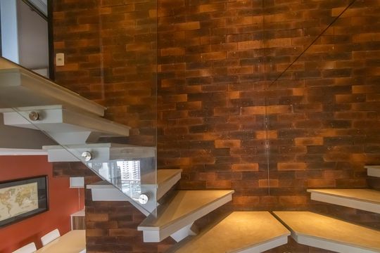 Compra apartamento mobiliado em Vila Olímpia, 3 quartos, varanda, piscina e academia no condomínio. — Escada