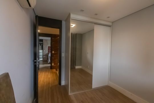 Compra apartamento mobiliado em Vila Olímpia, 3 quartos, varanda, piscina e academia no condomínio. — Quarto 2