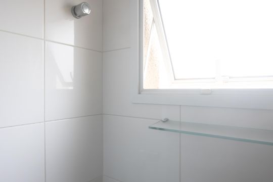 Compra apartamento mobiliado em Vila Olímpia, 3 quartos, varanda, piscina e academia no condomínio. — Banheiro de serviço
