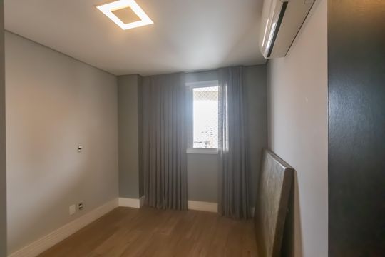 Compra apartamento mobiliado em Vila Olímpia, 3 quartos, varanda, piscina e academia no condomínio. — Quarto 2
