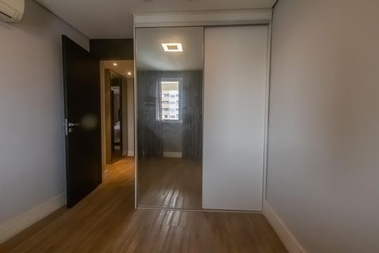 Compra apartamento mobiliado em Vila Olímpia, 3 quartos, varanda, piscina e academia no condomínio. — Quarto 2