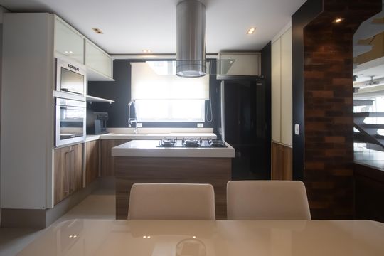 Compra apartamento mobiliado em Vila Olímpia, 3 quartos, varanda, piscina e academia no condomínio. — Cozinha