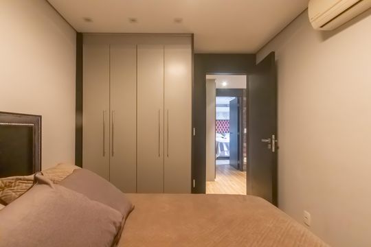 Compra apartamento mobiliado em Vila Olímpia, 3 quartos, varanda, piscina e academia no condomínio. — Quarto 1