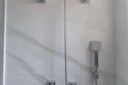 Compra apartamento mobiliado em Vila Olímpia, 3 quartos, varanda, piscina e academia no condomínio. — Banheiro da Suíte