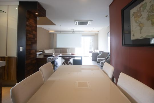 Compra apartamento mobiliado em Vila Olímpia, 3 quartos, varanda, piscina e academia no condomínio. — Cozinha