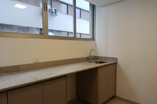 Comprar apartamento no Jardim Paulista com 3 quartos. — Área de Serviço
