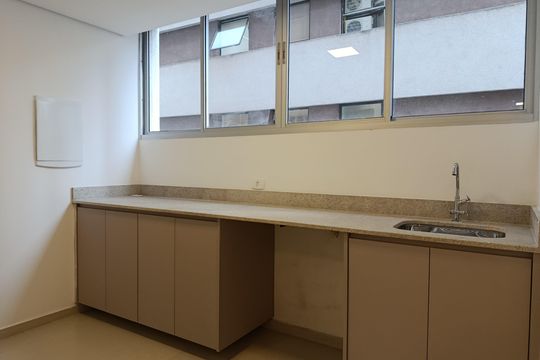 Comprar apartamento no Jardim Paulista com 3 quartos. — Área de Serviço