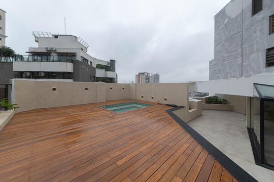 Compra apartamento no Parque Colonial com 3 quartos, churrasqueira, varanda e quintal. — Cobertura - Piscina
